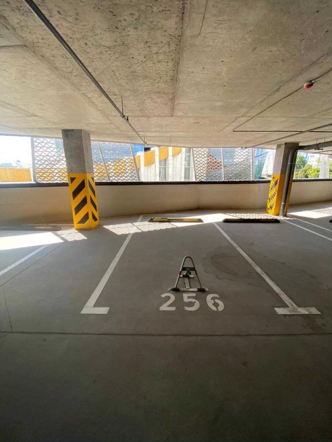 Apart Manhattan City Проспект Берестейський 11 Parking Киев Екстериор снимка